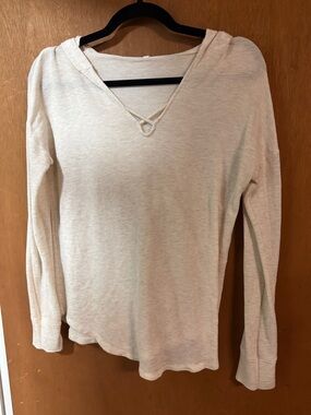 Women’s Lightweight V-Neck Long Sleeve Top in Cream with Hood